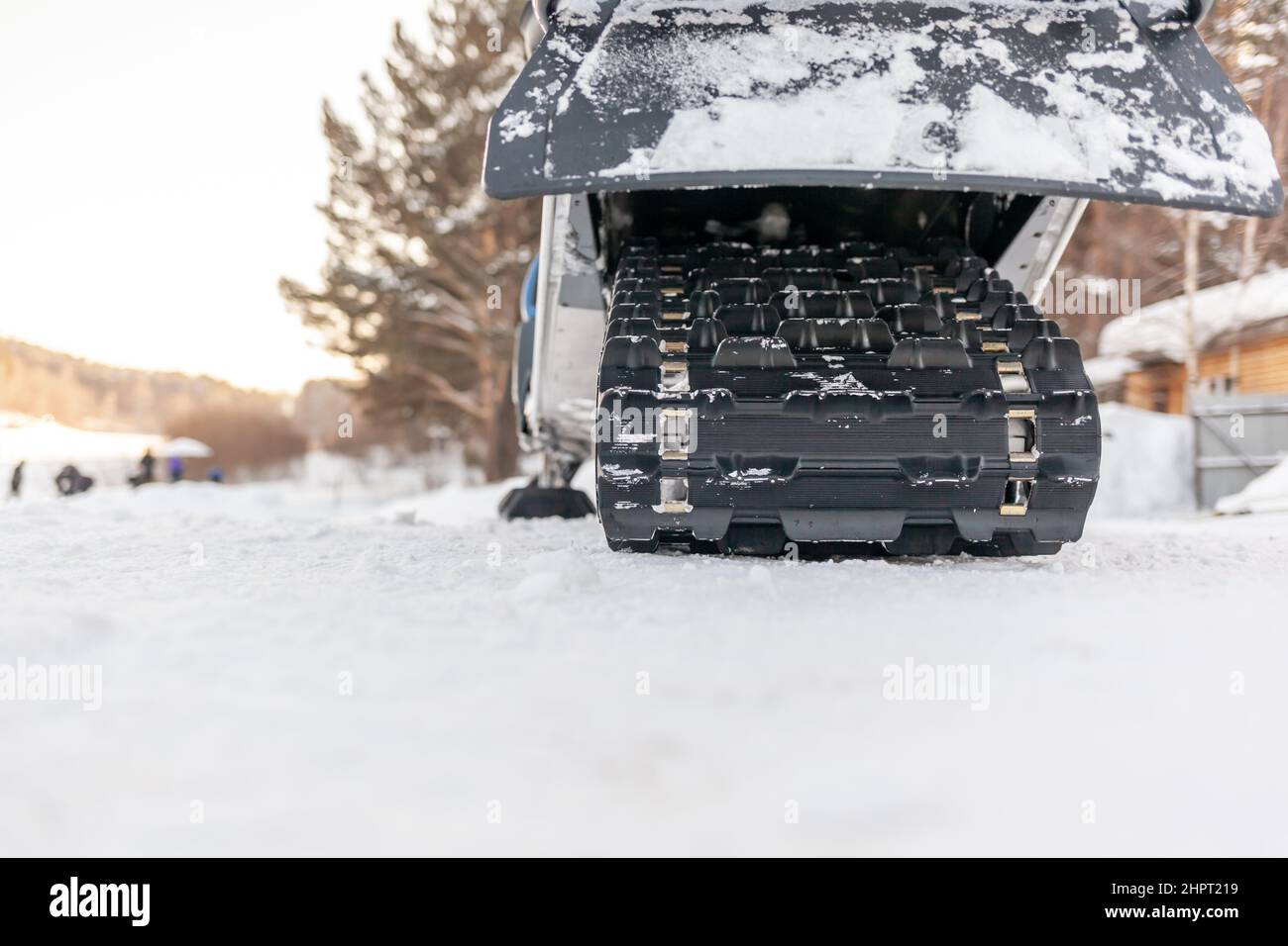 La parte posteriore della motoslitta in inverno. Cavalcare nella neve su una motoslitta. Sospensione posteriore di una motoslitta.motoslitta in condizioni invernali. Pelle estrema Foto Stock