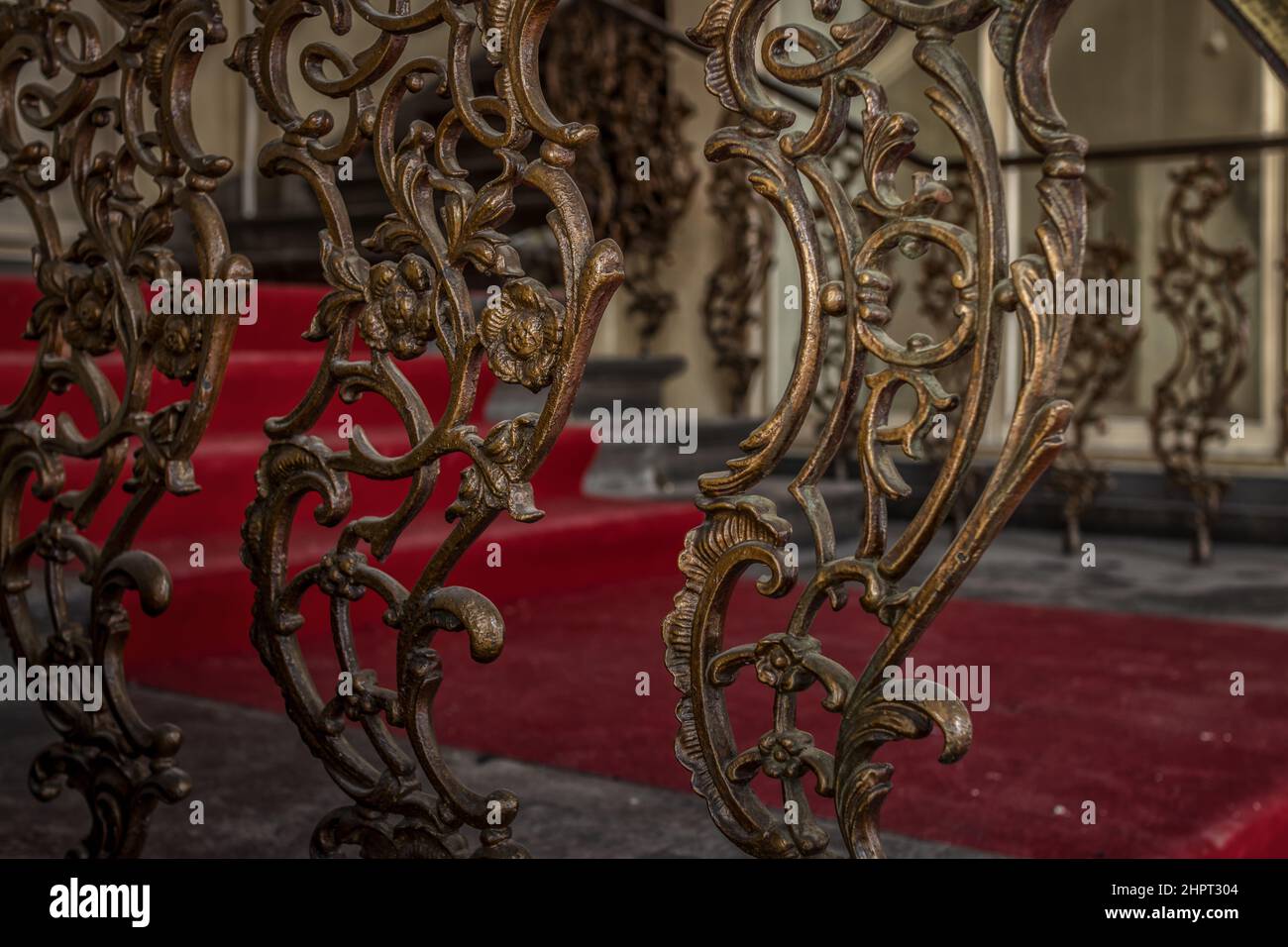 Vecchio teatro di Walhalla Wiesbaden, ringhiera in ferro splendidamente decorata Foto Stock