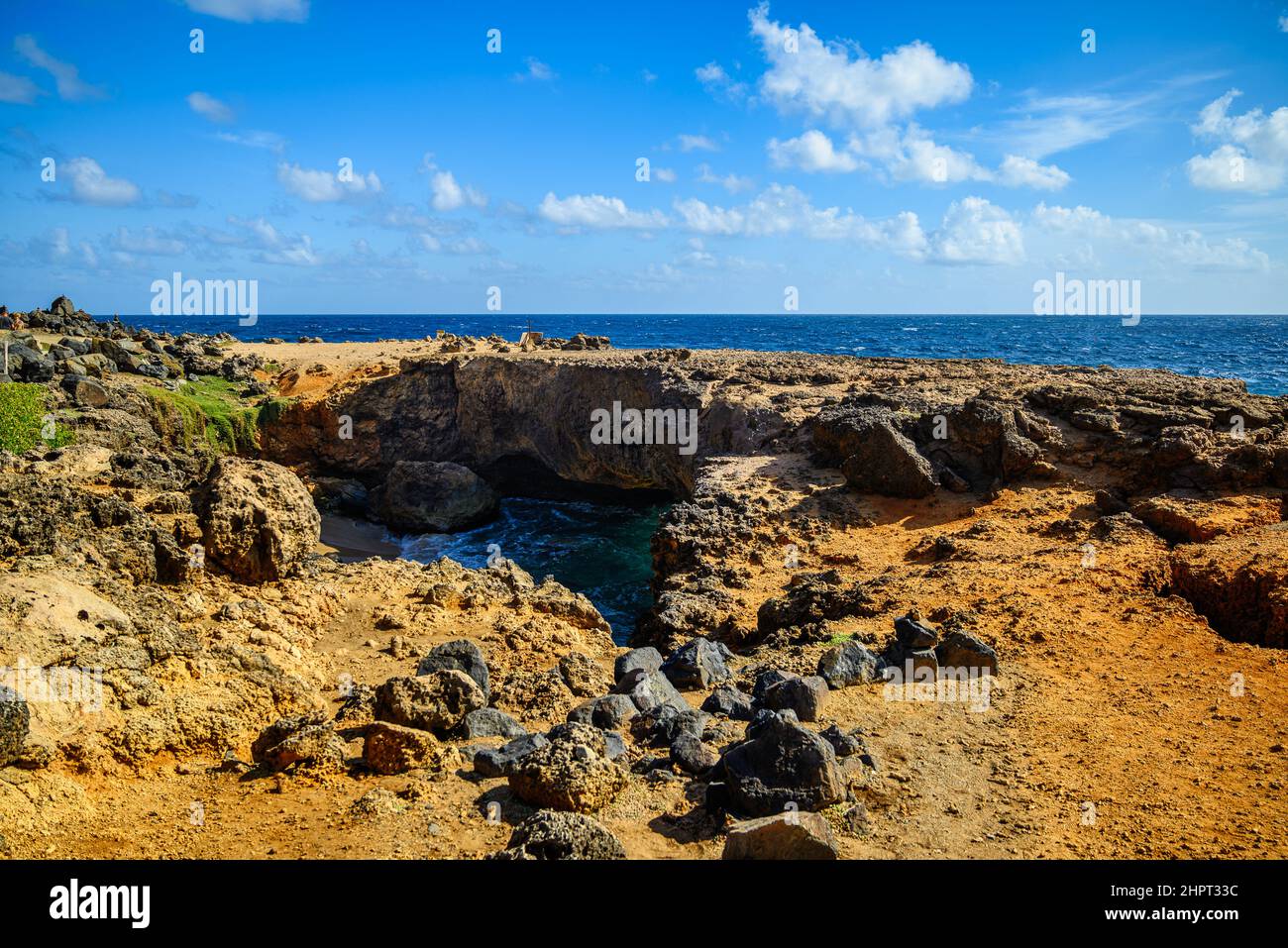 Una vista della costa rocciosa di Aruba Foto Stock