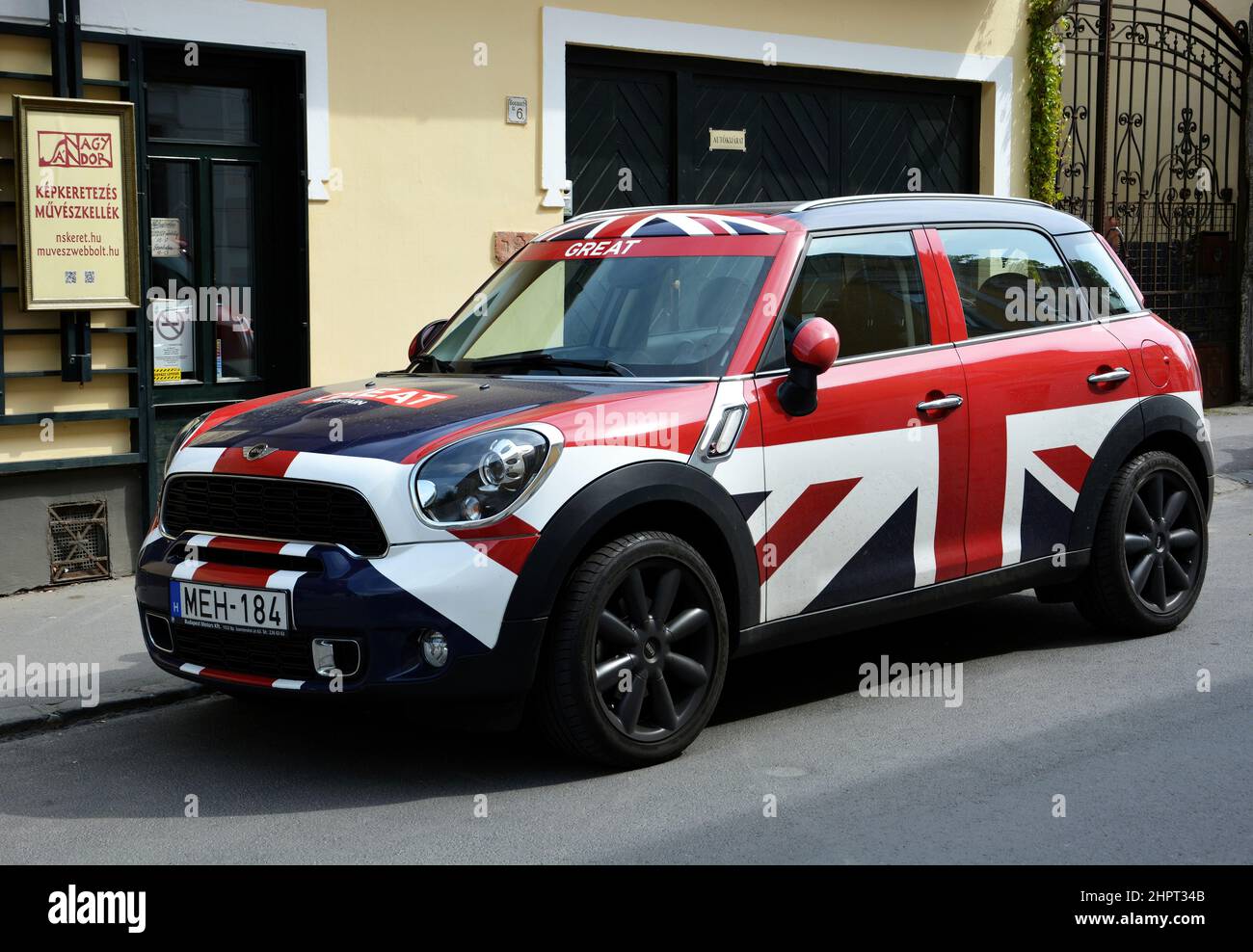 Una mini-auto in Union Jack livrea parcheggiata su una strada vicino Budapest in Ungheria. Foto Stock
