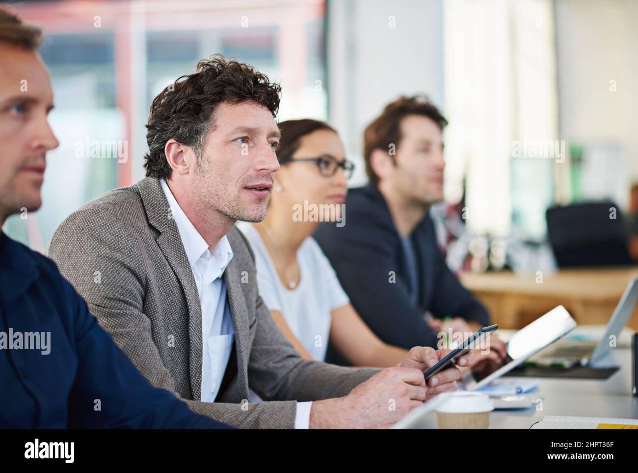 Lascia chiarire questo.... Scatto ritagliato della gente di affari intorno ad un tavolo in una riunione. Foto Stock