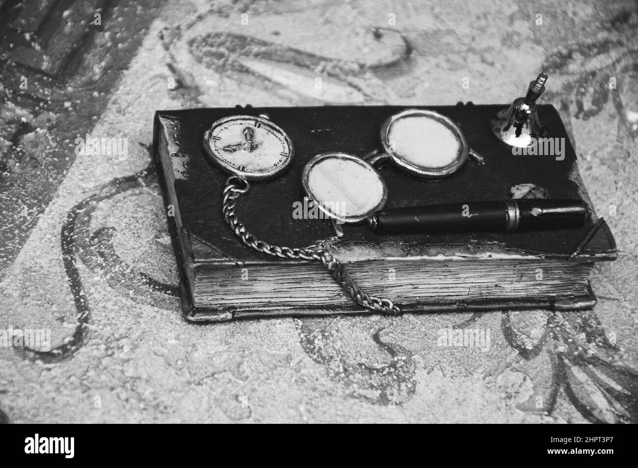 Vecchio diario vintage su tavolo di marmo. Foto storica in bianco e nero. Foto Stock