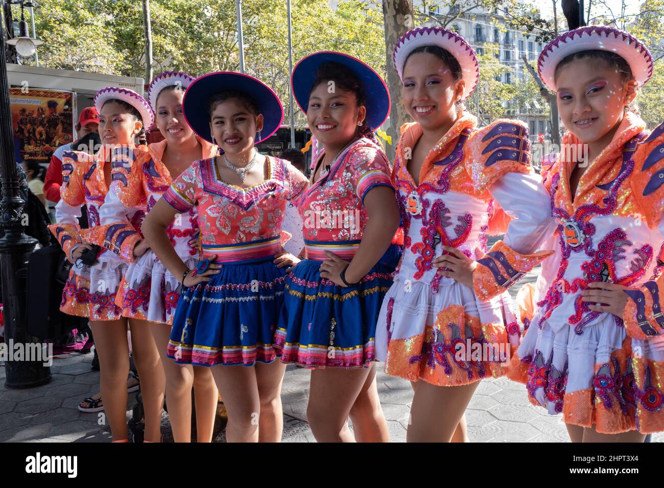 Barcellona, giornata del Patrimonio Ispanico 2021: Un piccolo gruppo di ragazze boliviane che sorridono mostrano i loro colorati costumi prima dello spettacolo. Foto Stock