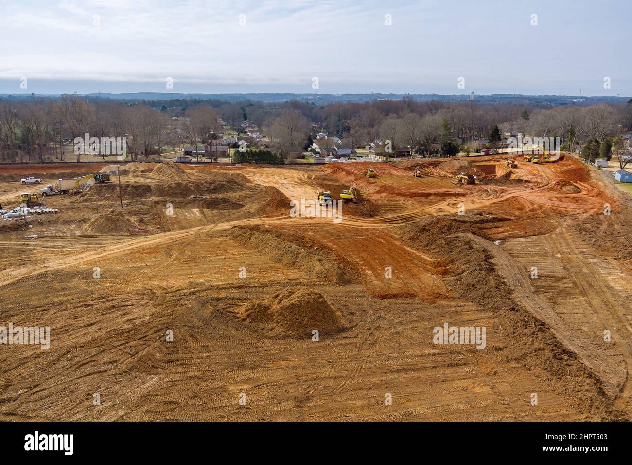 Macchine per la visione aerea e attrezzature per impieghi gravosi in un grande cantiere di escavatori, bulldozer, dumper, scavatrici Foto Stock