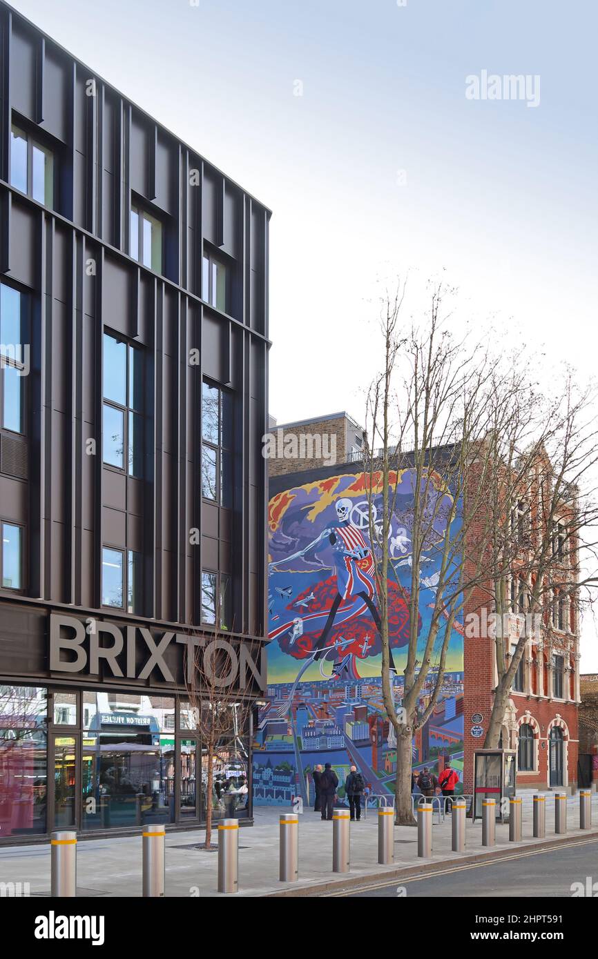 Londra, Regno Unito. Brixton House, un nuovo teatro e studio di sviluppo su Coldharbour Lane. Progettato per mantenere una vista del famoso murale Nuclear Dawn Foto Stock