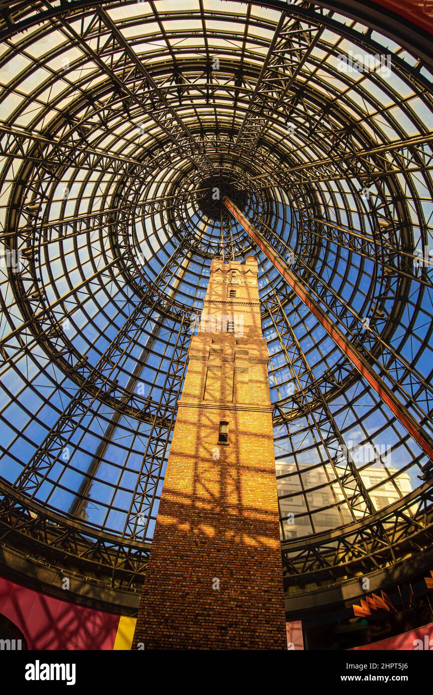 Melbourne, Victoria, Australia - Melbourne Centro commerciale centrale vicino a Kisho Kurokawa - Coop's Shot Tower e cupola di vetro Foto Stock