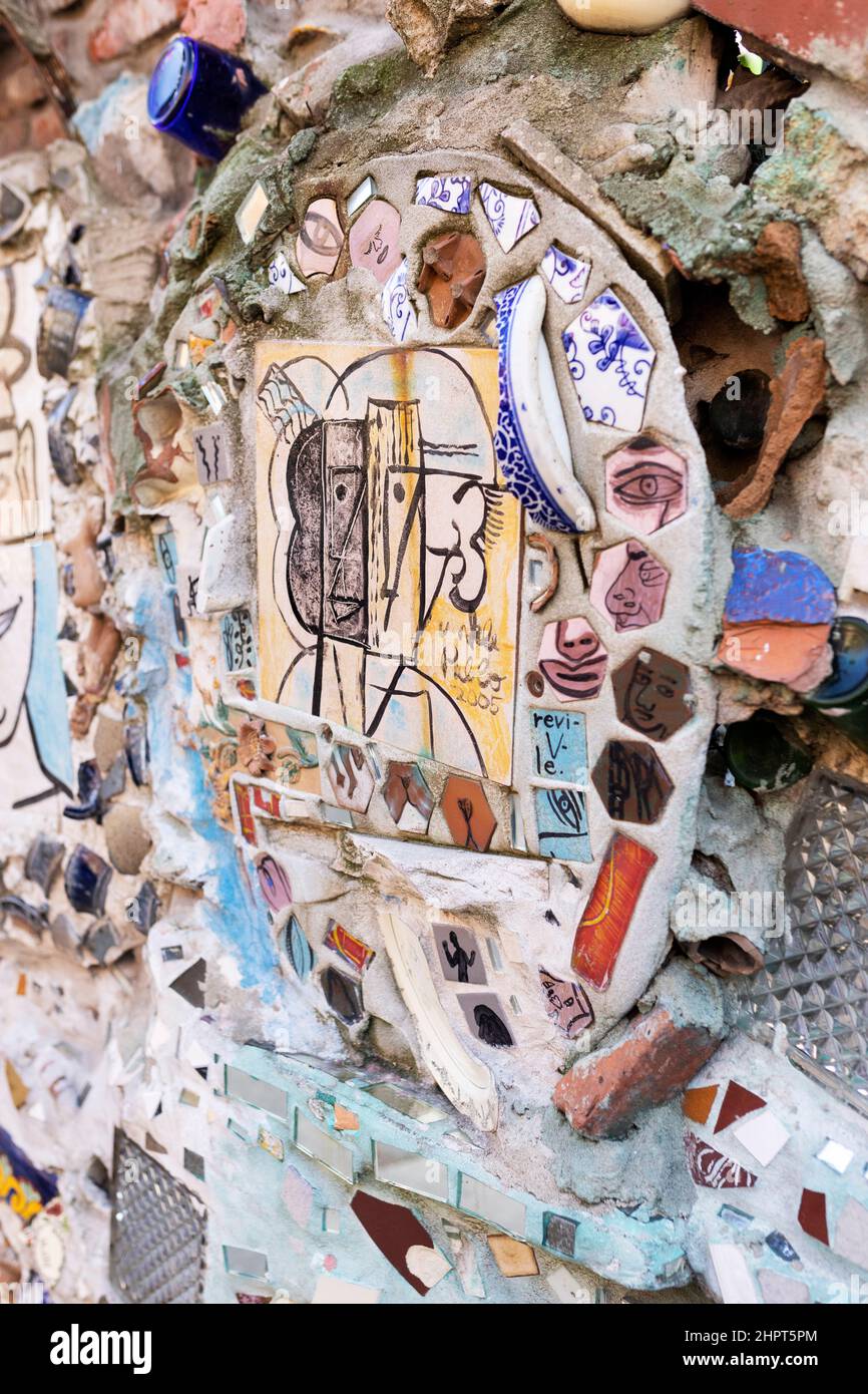 L'esterno dei Magic Gardens, un'installazione di mosaici di arte popolare nel centro di Philadelphia, Pennsylvania, Stati Uniti. Foto Stock