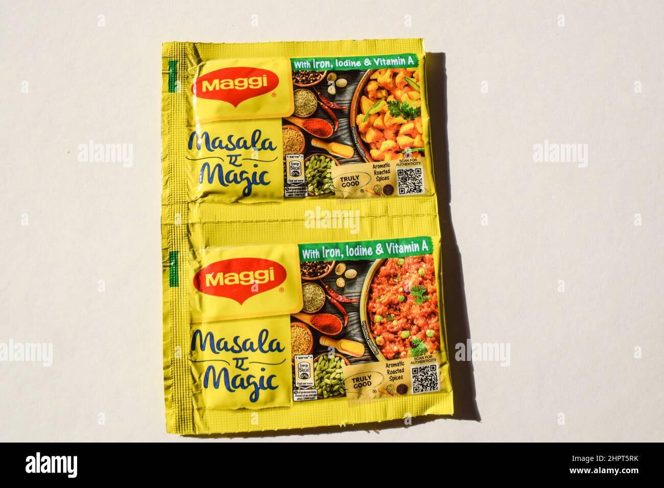 Maggi masala buste magiche isolate su sfondo bianco. Maggi marca da Nestle spice masala per gusto ehancing popolarmente usato in curries indiano Foto Stock