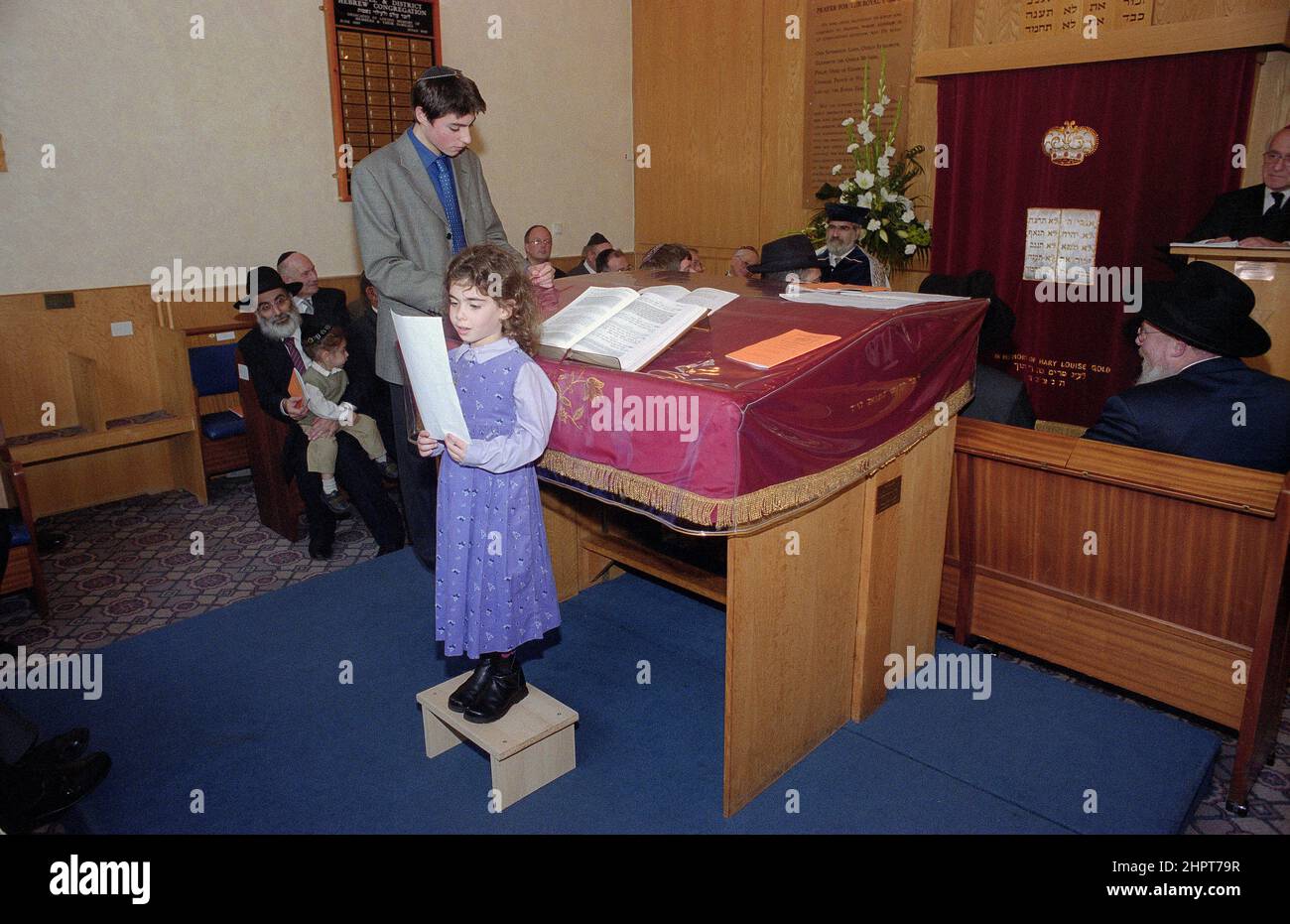 Il Rabbino Capo Jonathan Sacks è stato ospite d'onore per la celebrazione del 25th anniversario della Congregazione Ebraica di Solihull. Durante la sua visita incontrò bambini nella sala di una famiglia della congregazione. Parla in modo informale ai giovani ragazzi ebrei del loro lavoro realizzato al Cheder della sinagoga (aula), ministro della congregazione Rabbi Yehuda Pink guarda avanti. Ha parlato durante un servizio commemorativo n il 27th ottobre 2002.il sindaco di Solihull Cllr. Kate Wild partecipò e fu presentato con un bouquet da Cheder allievo di 13 anni Zipporah Gershon Foto Stock