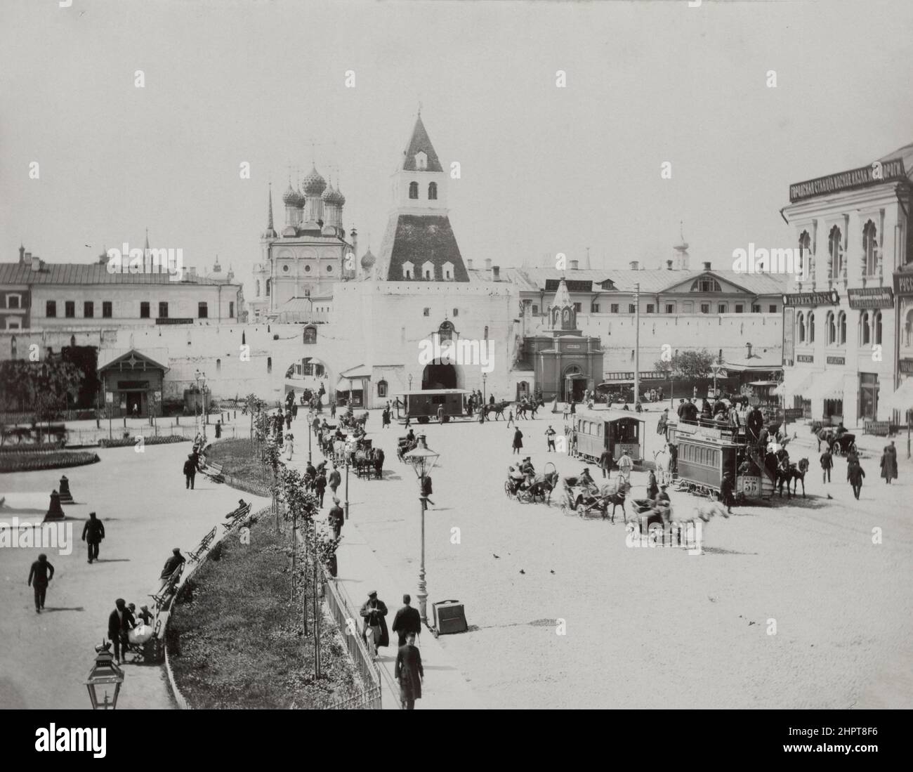 Foto del 19th secolo di Kitay-gorod. Piazza delle Porte di Ilyinka (Sant'Elia) con la cappella di Sergius di Radonezh e le Fondazioni della Chiesa di San Nicola Foto Stock