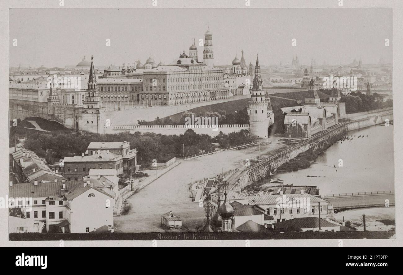 Foto d'epoca del Cremlino di Mosca. Torre Borovitskaya (a sinistra) Torre Vodovzvodnaya, palazzo imperiale, Ivan il Grande Campanile, Cattedrale Dormition An Foto Stock