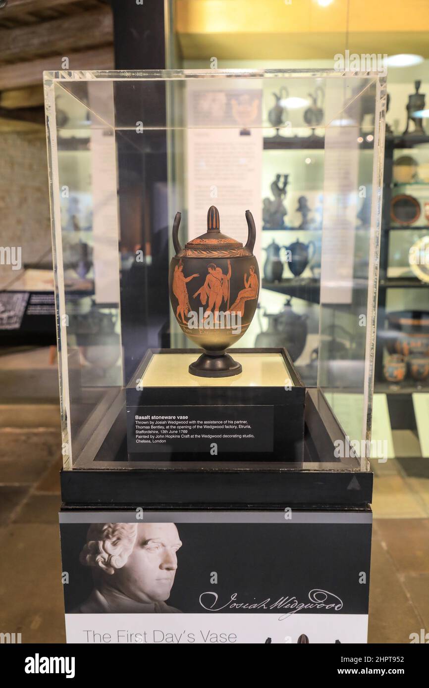Il vaso del primo giorno del Wedgwood in mostra al Potteries Museum and Art Gallery di Hanley, Stoke-on-Trent, Staffs, Inghilterra, REGNO UNITO Foto Stock