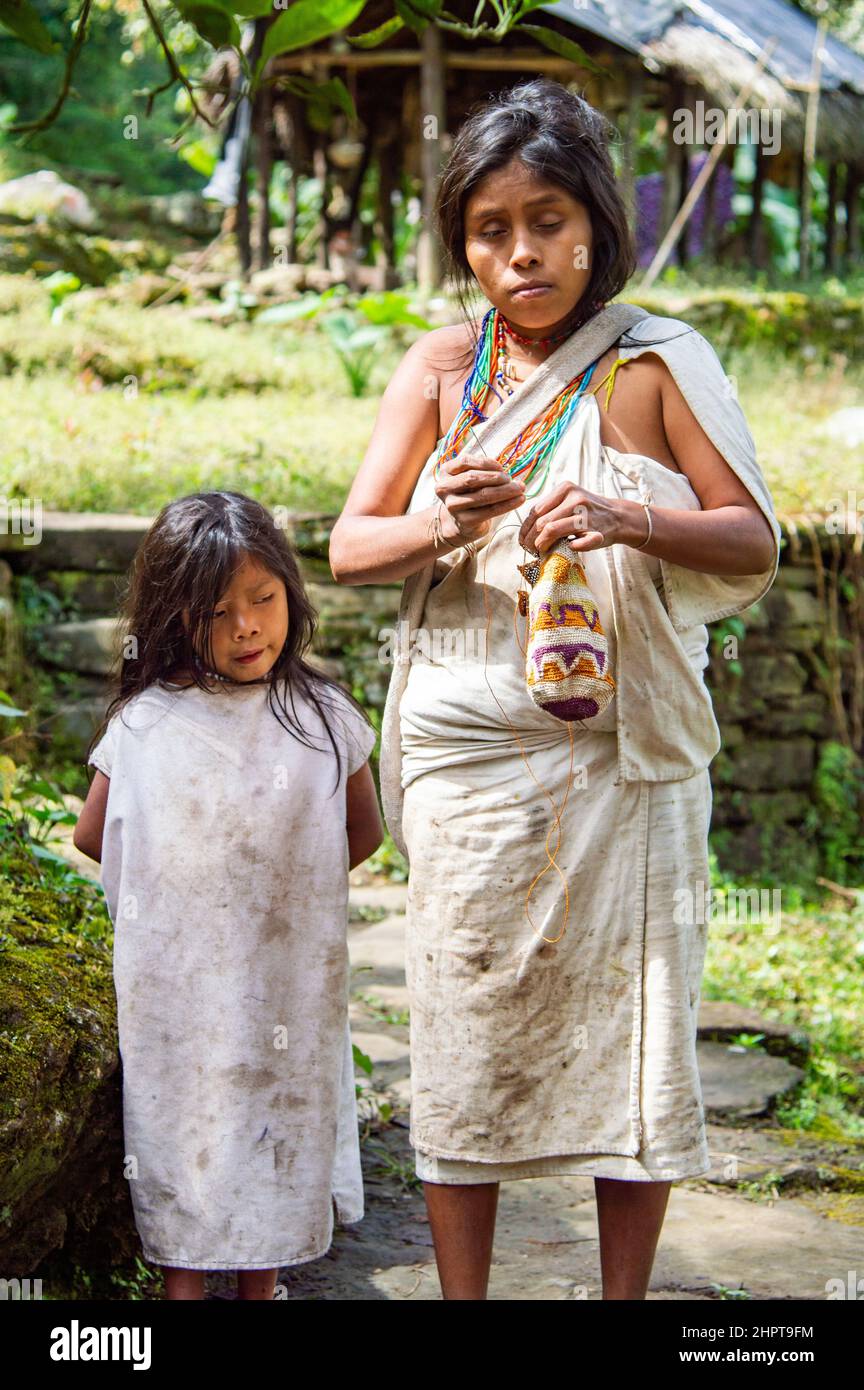 Madre e figlia indigena di Kogi alla Città perduta/Ciudad Perdida in Colombia Foto Stock