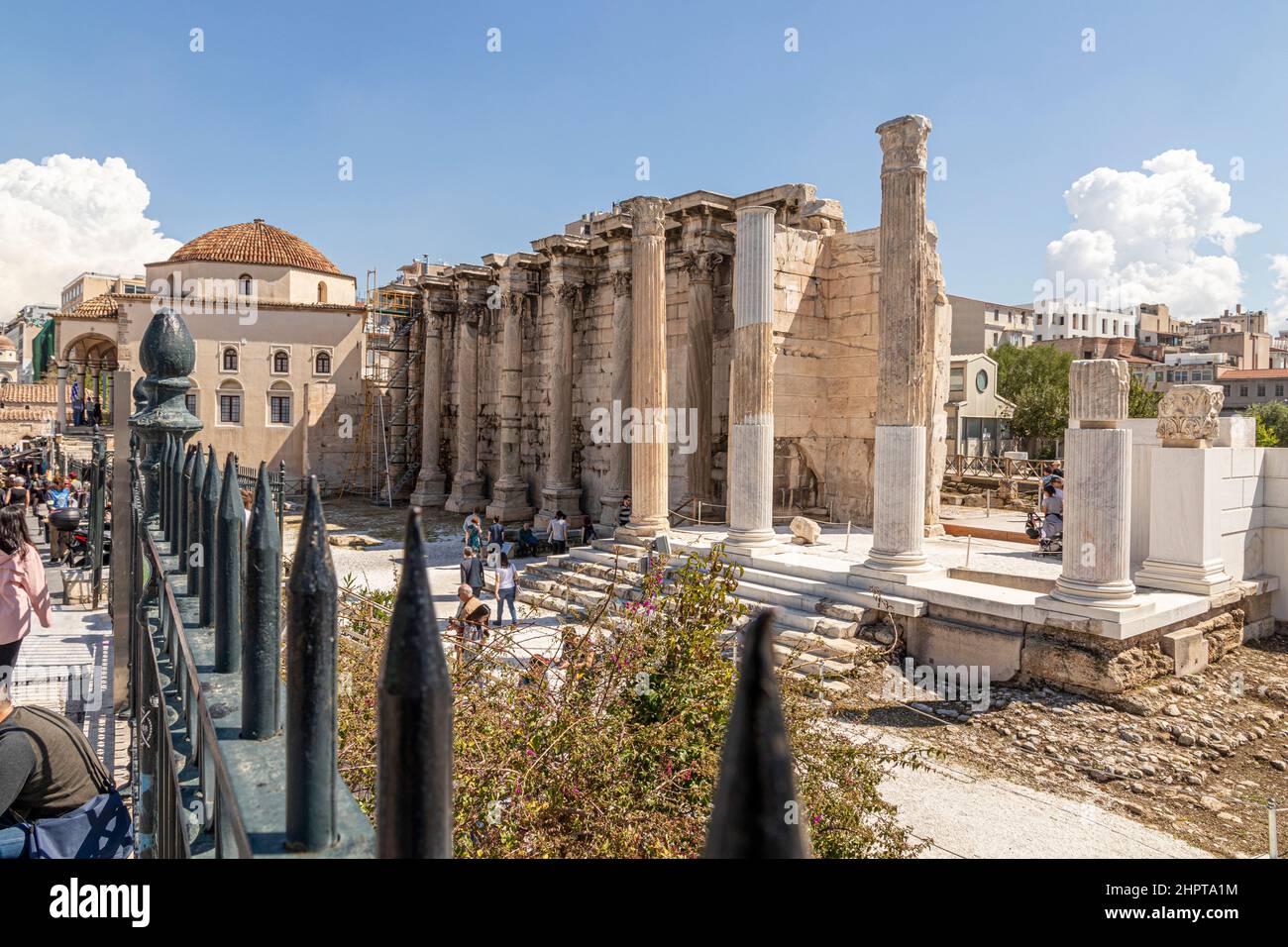 Atene, Grecia. La Biblioteca di Adriano, un foro romano con una proponia dell'ordine corinzio sul lato nord dell'Acropoli di Atene Foto Stock
