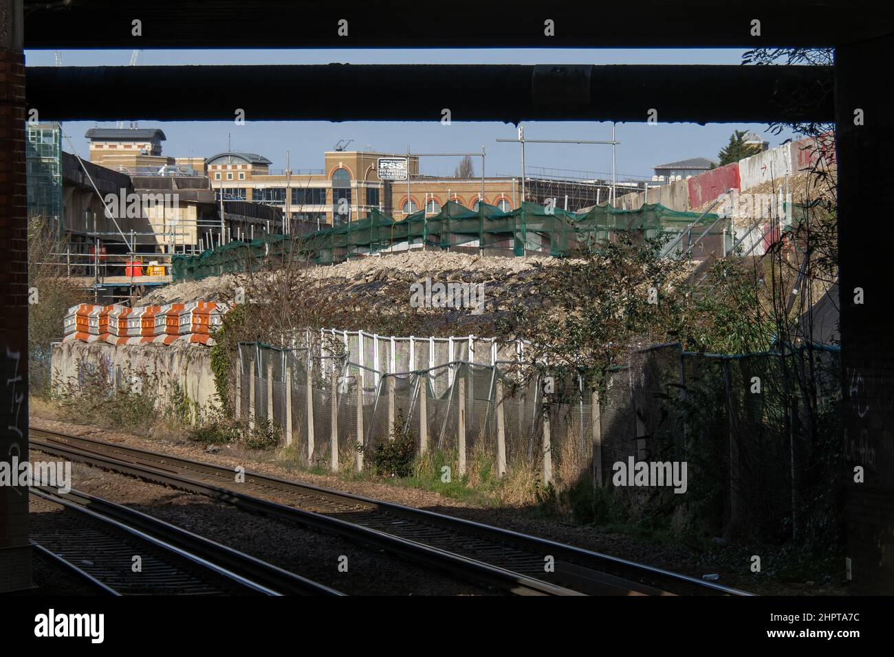 LONDRA, Regno Unito - FEBBRAIO 23 2022: Vista dalla stazione ferroviaria di West Brompton, London Overground. Foto Stock