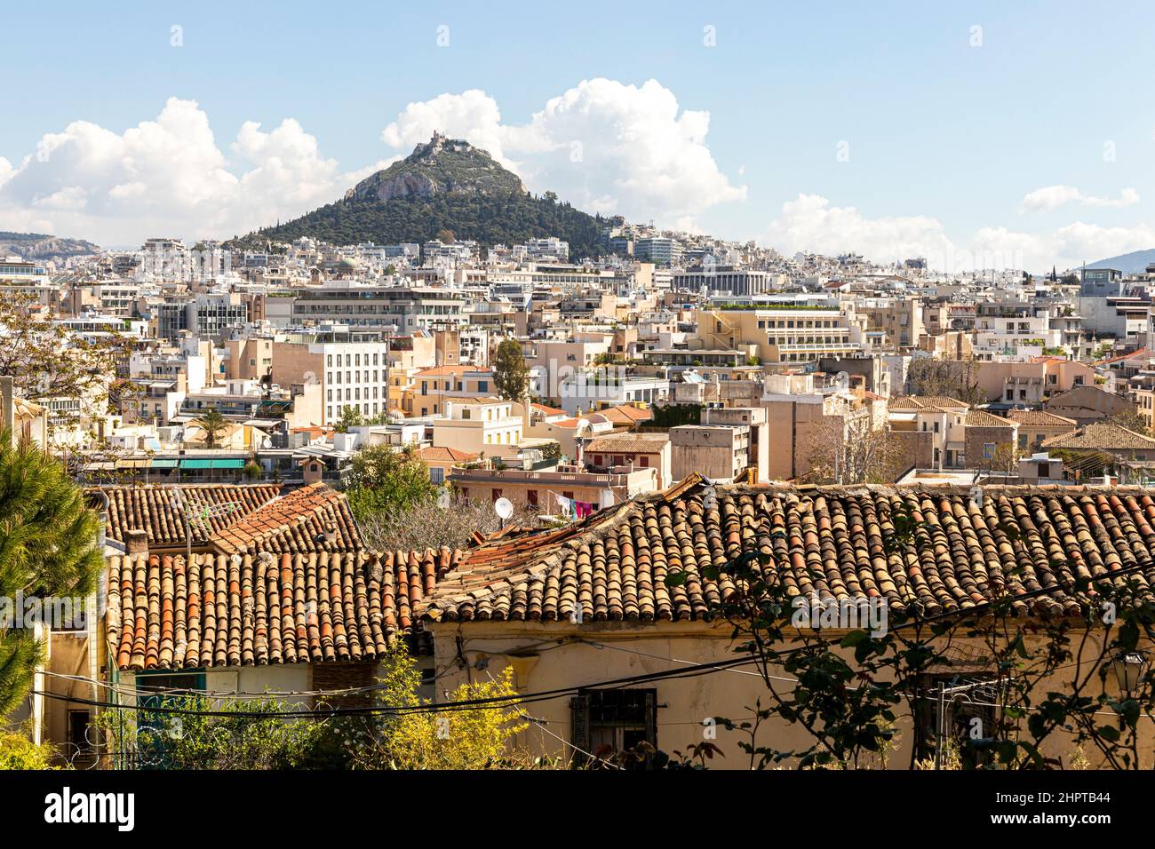 Atene, Grecia. Vista sulla città dal quartiere di Plaka, con il Monte Lycabettus sullo sfondo Foto Stock