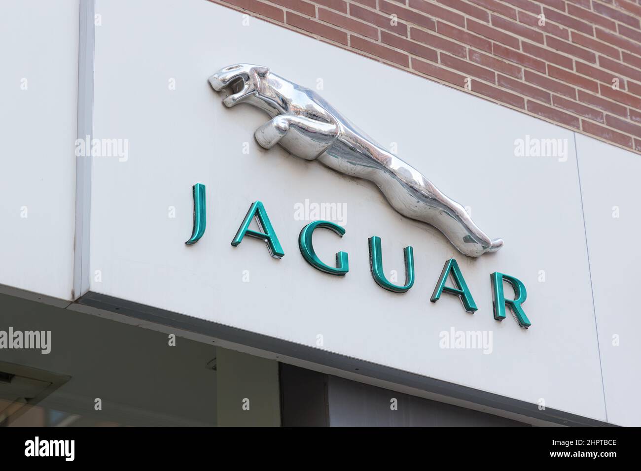 VALENCIA, SPAGNA - 22 FEBBRAIO 2022: Jaguar è il marchio di veicoli di lusso di Jaguar Land Rover, una multinazionale britannica produttrice di automobili Foto Stock