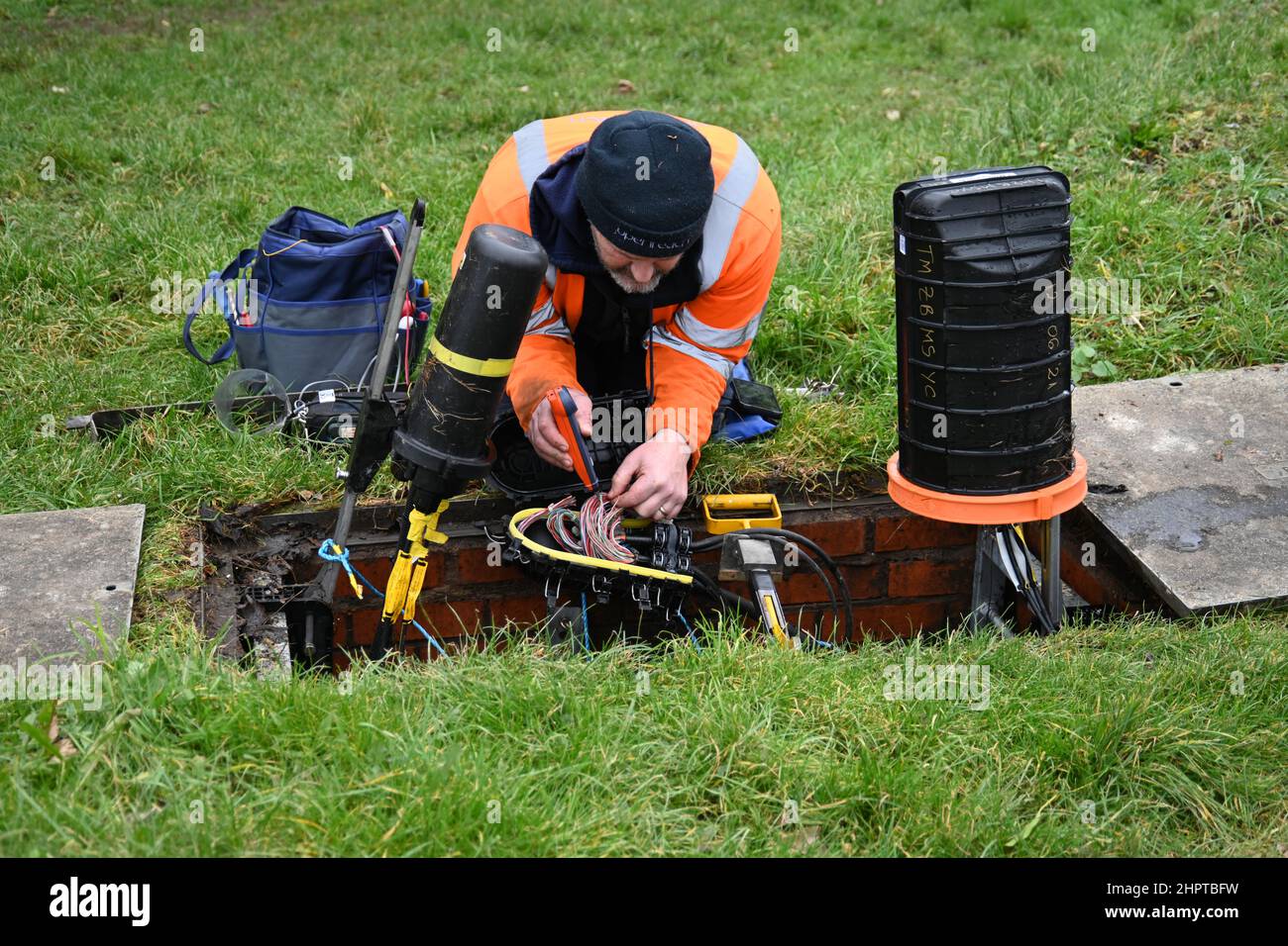 OpenReach uomo ingegnere al lavoro telecomunicazioni Foto Stock