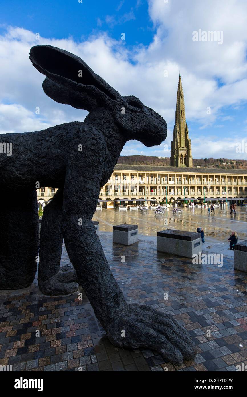 West Yorkshire, Regno Unito. 23rd Feb 2022. L'installazione di Sophie Ryder al Piece Hall il Piece Hall Courtyard ospita un Regno Unito prima quando una selezione di sculture dell'artista di fama mondiale Sophie Ryder sarà in mostra a Halifax da febbraio. I sei pezzi includeranno i 4,5m alti ‘Daring Hares’, che non sono mai stati esposti pubblicamente nel Regno Unito prima. Le sculture saranno posizionate intorno al cortile di 66.000 piedi quadrati fino al 23 maggio, dove possono essere viste dal pubblico gratuitamente. Sophie "lavora in grande" e le sue imponenti sculture ispirate agli animali e alle creature mistiche . Foto Stock