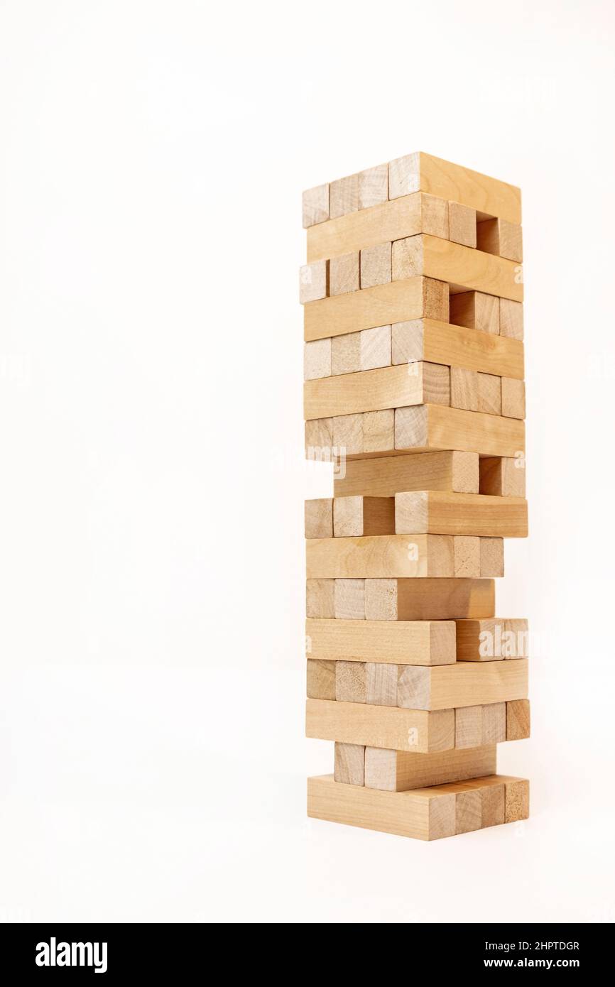 Donna che gioca Jenga gigante gioco in giardino Foto stock - Alamy