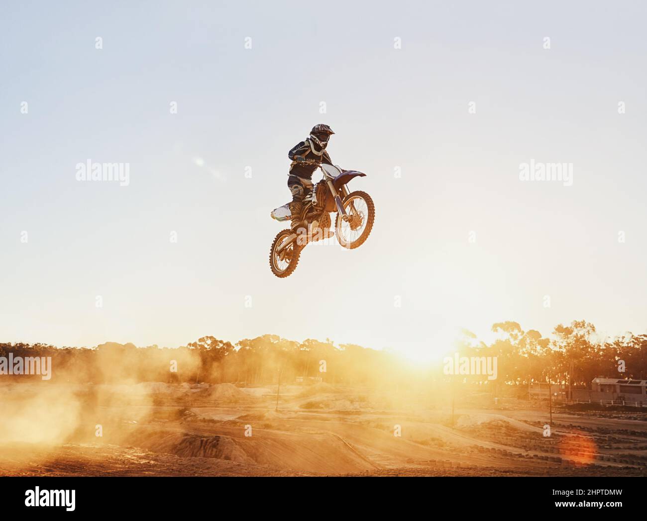 HES che vola in aria. Un tiro di un pilota di motocross a mezz'aria durante una gara. Foto Stock