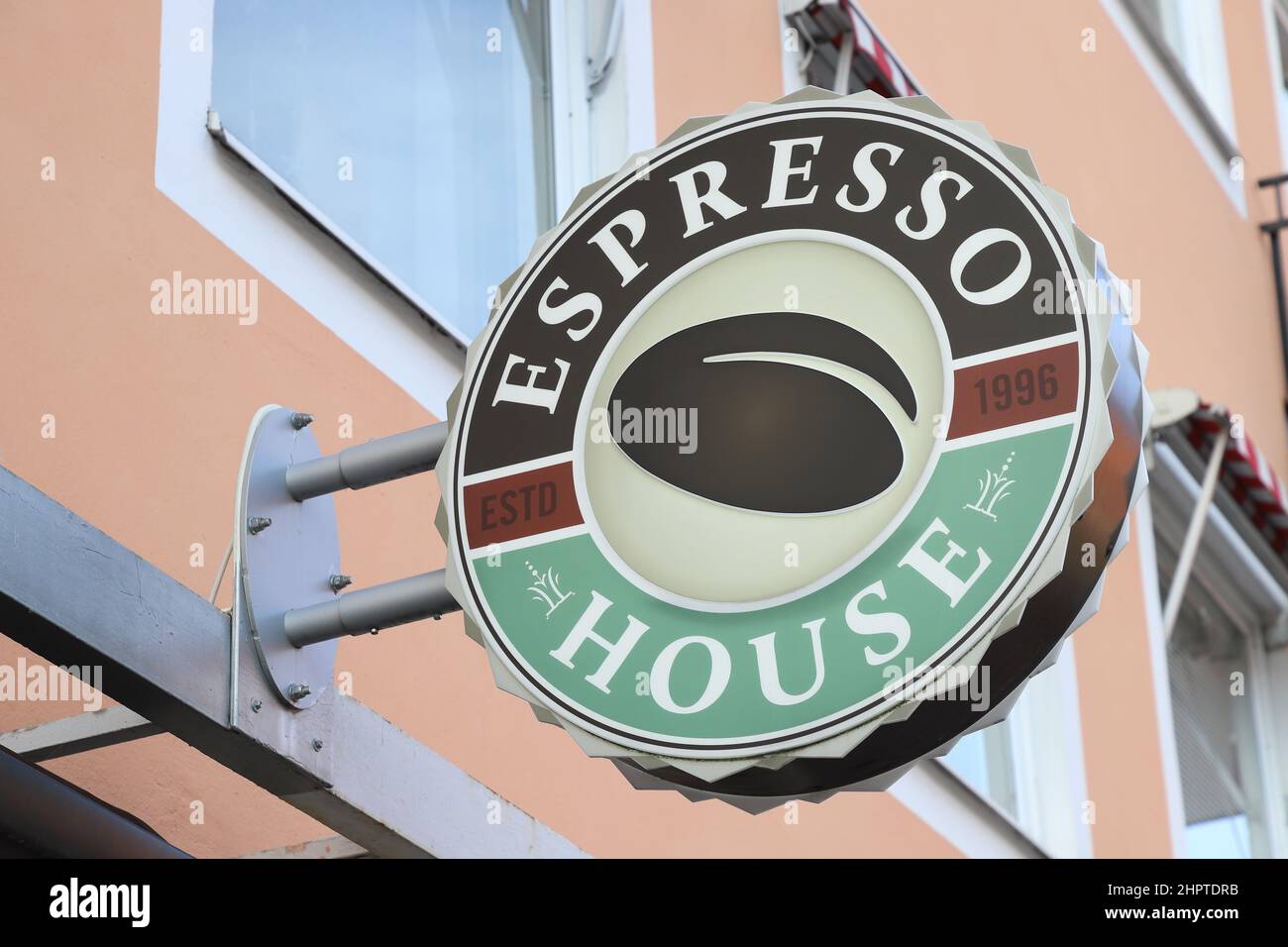 Sodertalje, Svezia - 15 gennaio 2022: Primo piano della catena di caffè espresso house situata in via Jarnagatan. Foto Stock