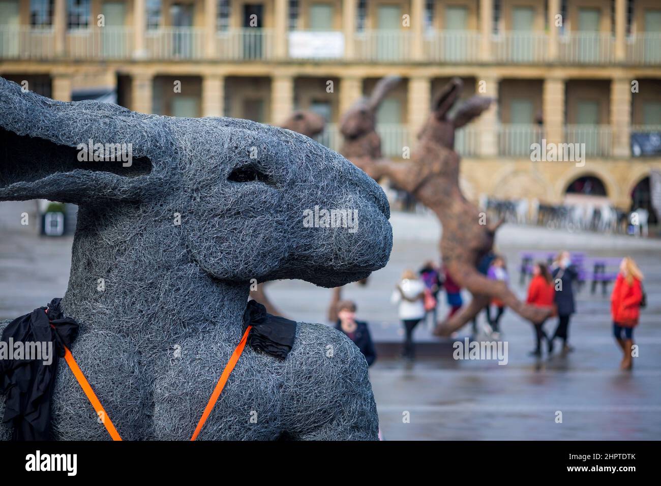 West Yorkshire, Regno Unito. 23rd Feb 2022. L'installazione di Sophie Ryder al Piece Hall il Piece Hall Courtyard ospita un Regno Unito prima quando una selezione di sculture dell'artista di fama mondiale Sophie Ryder sarà in mostra a Halifax da febbraio. I sei pezzi includeranno i 4,5m alti ‘Daring Hares’, che non sono mai stati esposti pubblicamente nel Regno Unito prima. Le sculture saranno posizionate intorno al cortile di 66.000 piedi quadrati fino al 23 maggio, dove possono essere viste dal pubblico gratuitamente. Sophie "lavora in grande" e le sue imponenti sculture ispirate agli animali e alle creature mistiche . Foto Stock