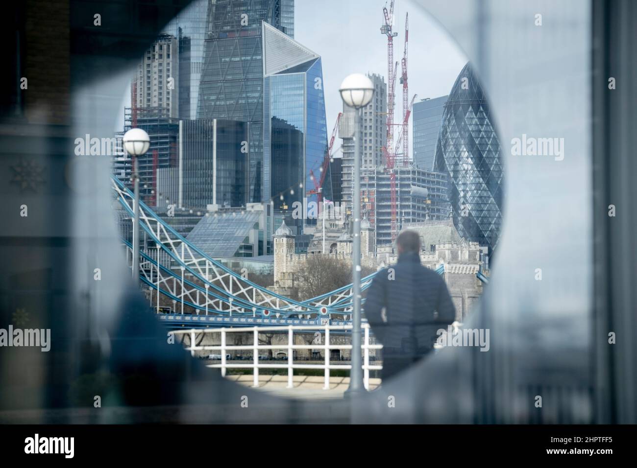 Giorni dopo che il presidente russo Vladimir Putin ha riconosciuto le aree di Donetsk e Luhansk con il sostegno della Russia come indipendenti dall'Ucraina e il governo britannico ha annunciato sanzioni contro le banche e gli oligarchi russi, i dati sono visti sullo sfondo della città di Londra, il distretto finanziario della capitale, il 23rd febbraio 2022; A Londra, Inghilterra. Il gruppo di campagna 'Transparency International' afferma che circa 1,5bn sterline di proprietà del Regno Unito sono state spesi con fondi sospetti provenienti dalla Russia, attraverso la City of London, il distretto finanziario della capitale del Regno Unito. Foto Stock