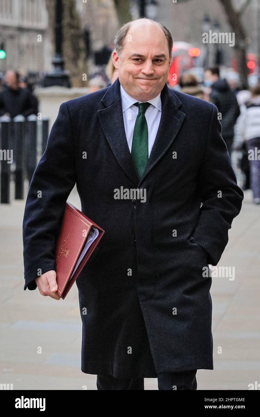 Westminster, Londra, Regno Unito. 23rd Feb 2022. Ben Wallace MP, Segretario di Stato per la Difesa, entra nel Gabinetto questo pomeriggio. I ministri partecipano a ulteriori incontri di crisi che si ritiene siano focalizzati sulla situazione in corso in Ucraina. Credit: Imagplotter/Alamy Live News Foto Stock