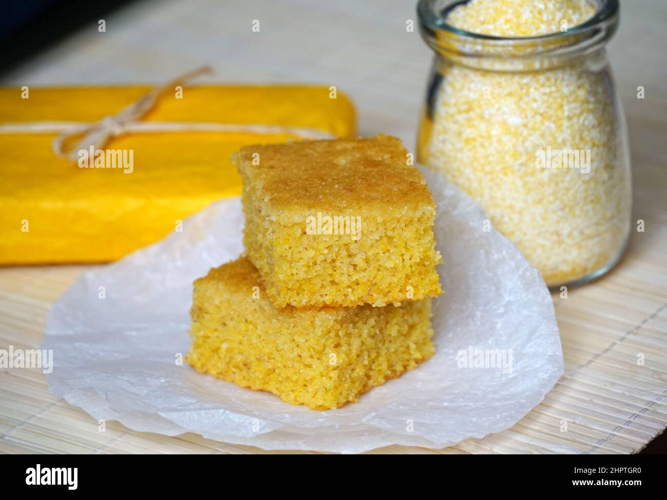 Una sana torta fatta in casa a base di corn grits biologici Foto Stock