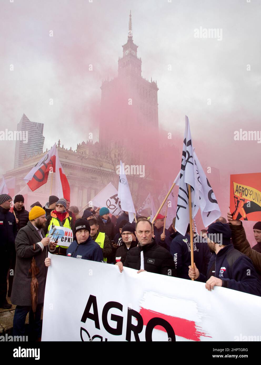 Varsavia, Polonia, 23/02/2022, proteste AgroUnia a Varsavia. "Siamo derubati del nostro lavoro" Una manifestazione organizzata da Agro Unia, un movimento che associa contadino e il suo leader Michał Kołodziejczak. I contadini che protestavano hanno bloccato le strade del centro di Varsavia e marciato fino all'ufficio del primo Ministro. Vogliamo un commercio normale e un lavoro duro perché siamo fatti per questo. Non vogliamo che il governo ci dia qualcosa, ma vogliamo guadagnare un reddito decente e non essere derubati, perché oggi siamo derubati del nostro lavoro - ha fatto appello a Kołodziejczak. Varsavia, Polonia il 23 febbraio 2022. Foto di Michal Zbikowski/ Foto Stock