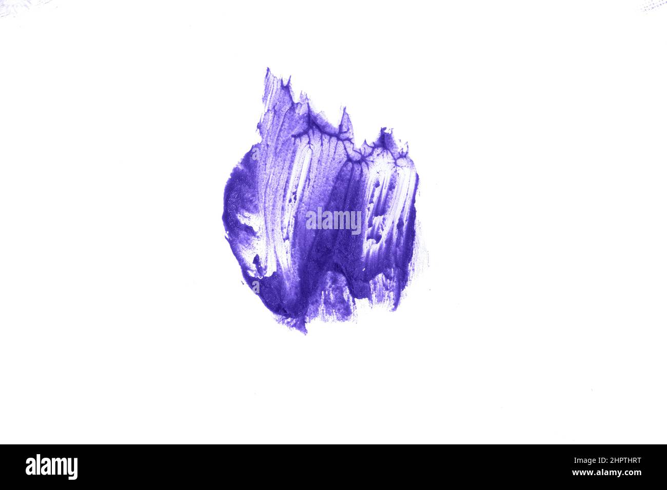 Primo piano della consistenza cremosa del makeup.The molto peri colore del prodotto cosmetico. Macchie di rossetto macchiate si distinguono su uno sfondo bianco isolato. Foto di alta qualità Foto Stock