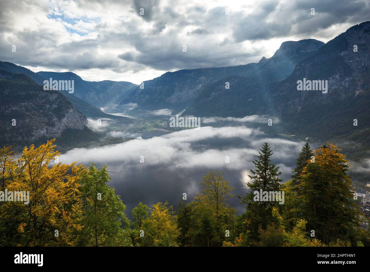 Vista sul lago Hallstatt (Hallstatter See) nella zona di Salzkammergut. Luci di sole dopo l'alba. Austria. Europa. Foto Stock