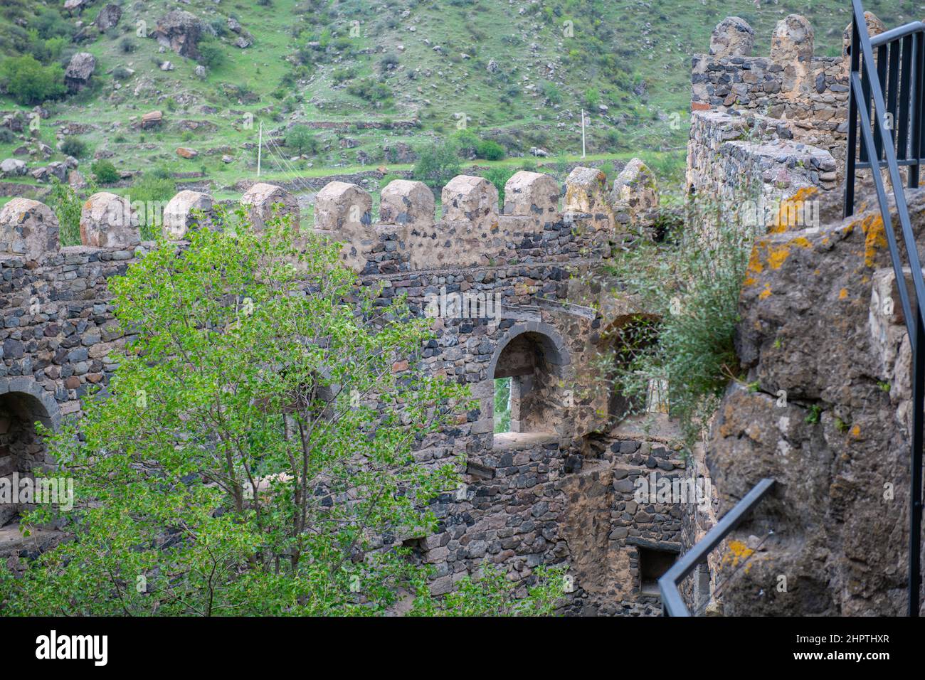 L'antica fortezza di Khertvisi sorge su un'alta collina sopra il fiume Foto Stock