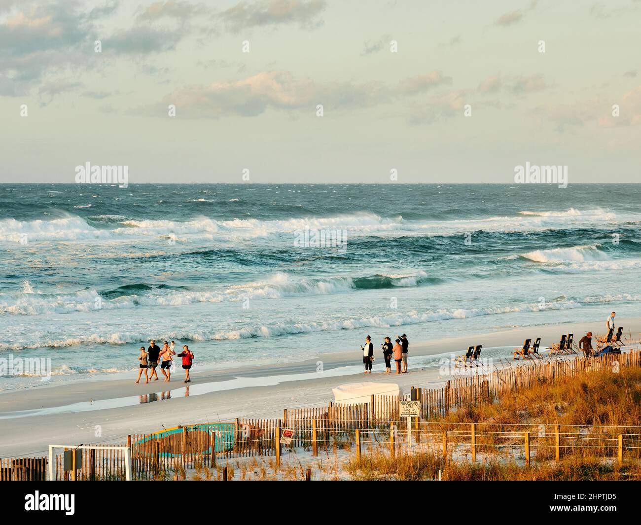 La gente e le famiglie si godono la spiaggia di sabbia bianca e le spiagge del Panhandle Florida, Golfo del Messico, a Destin Florida, USA. Foto Stock