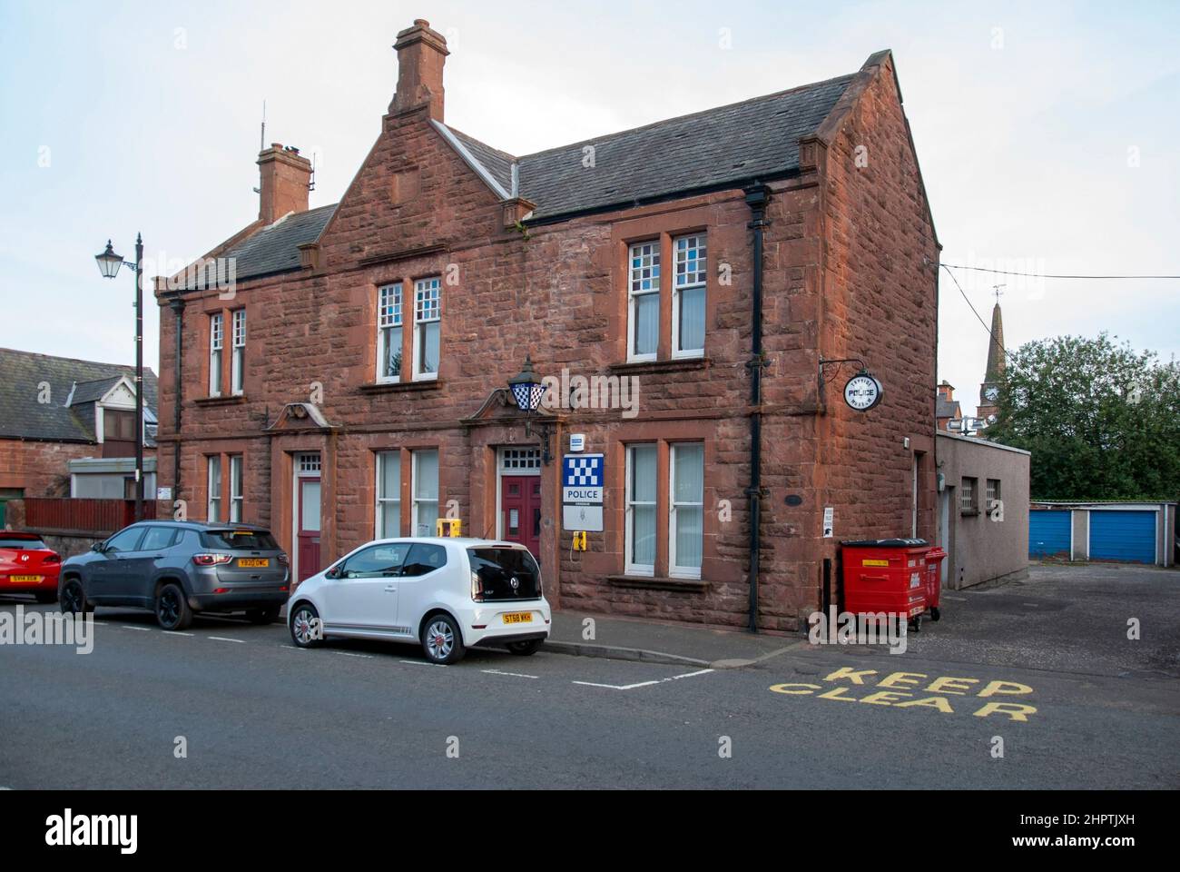 Polizia Scozia Kirriemuir Ufficio di polizia Reform Street Kirriemuir Angus Scotland Regno Unito Exterior view 19th Century Red arenaria due piani po Foto Stock