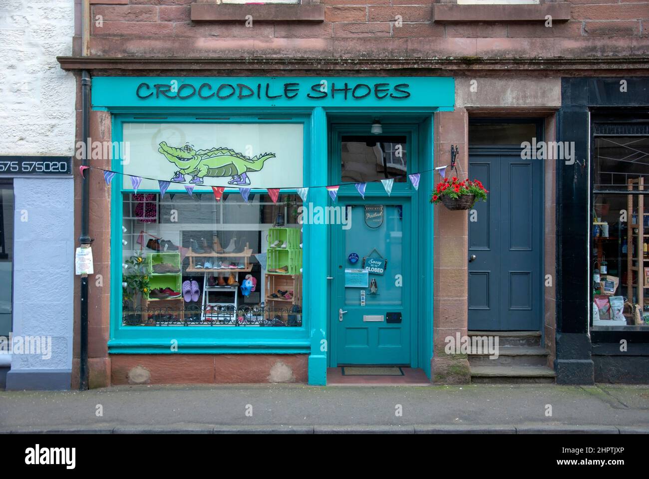 Crocodile Shoes Shoe Shop Bank Street Kirriemuir Angus Scotland United Kingdom Exterior view red arenaria turchese teal blu dipinto commerciale reta Foto Stock