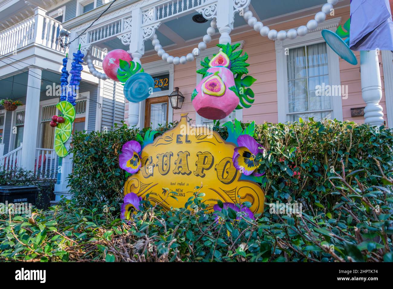 NEW ORLEANS, LA, USA - 22 FEBBRAIO 2022: Il logo del mixer da cocktail El Quapo e la frutta assortita decorano la casa Uptown del Mardi Gras Foto Stock