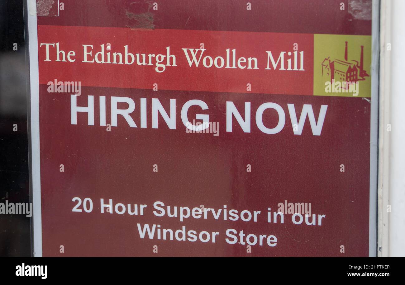 Windsor, Berkshire, Regno Unito. 23rd febbraio, 2022. Un cartello con la scritta Hiring Now presso il negozio Edinburgh Woolen Mill a Windsor. Credit: Maureen McLean/Alamy Foto Stock