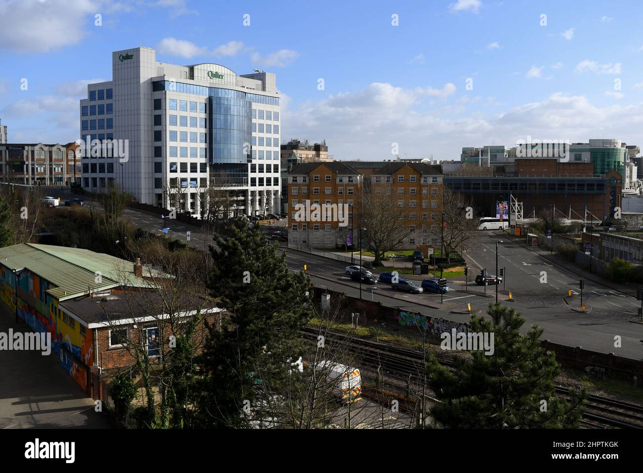 Una vista su Southampton verso l'edificio Quilter, gli appartamenti degli studenti e WestQuay con A3024 Western Esplanade, binari centrali in primo piano. Foto Stock