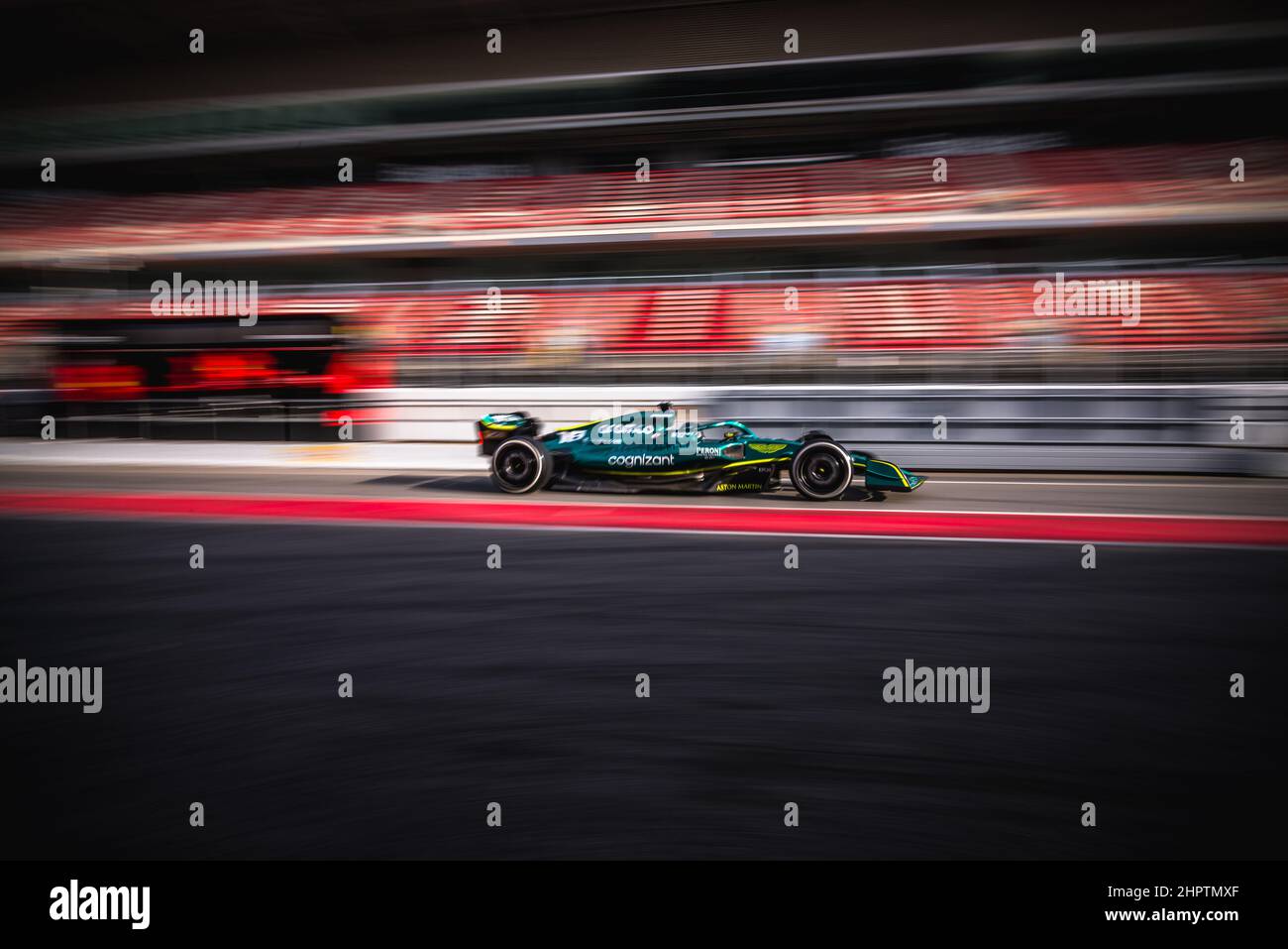 Barcellona, Spagna. 23rd Feb 2022. LANCE PASSEGGIATA (CAN) dal team Aston Martin nel suo AMR22 nella pit lane al giorno uno dei test invernali di Formula uno al Circuit de Catalunya Credit: Matthias Oesterle/Alamy Live News Foto Stock
