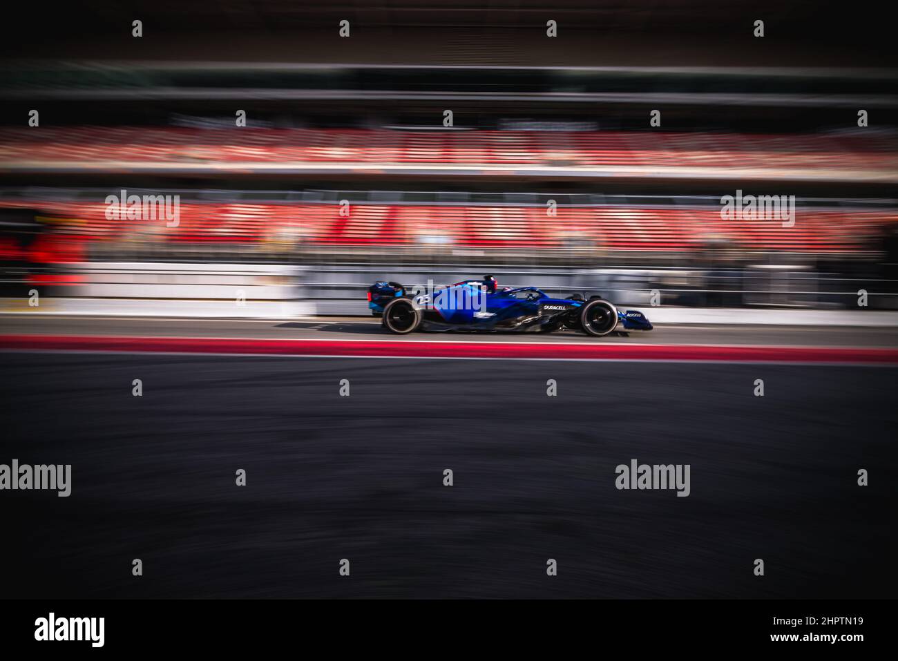 Barcellona, Spagna. 23rd Feb 2022. ALEXANDER ALBON (THA) del team Williams nel suo FW44 nella sua pit lane al giorno uno dei test invernali di Formula uno al Circuit de Catalunya Credit: Matthias Oesterle/Alamy Live News Foto Stock