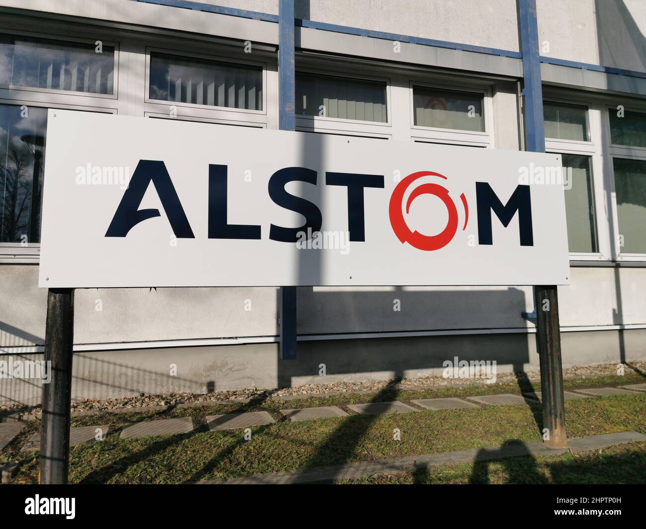 Der Sitz des französischen Zug- und Bahntechnikhersteller Alstom in Görlitz. Der Konzern kündigte eine Streichung von bis zu 1300 Stellen, 400 allin Foto Stock