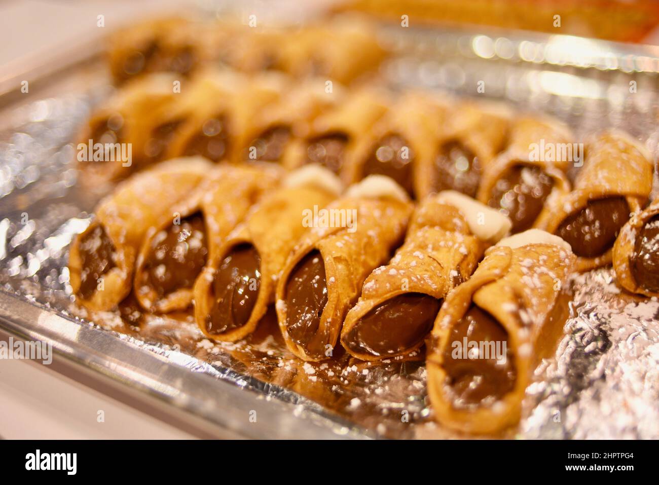 Nutella e cannoli italiani siciliani ripieni di panna, pasta fritta profonda a forma di tubo, in mostra al National Restaurant Show di Chicago Foto Stock