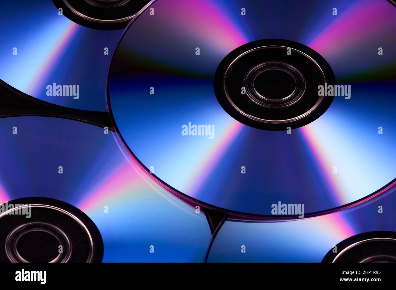 Primo piano dei dischi DVD lucenti e colorati Foto Stock
