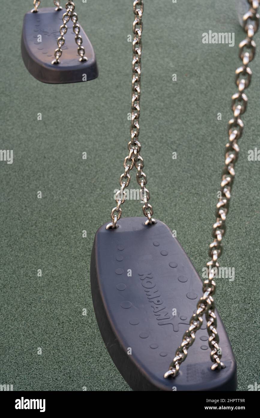 Nuovo swing, parco giochi per bambini, area pubblica Foto Stock