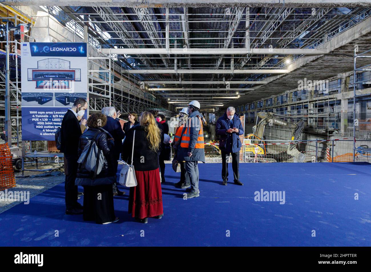 Bologna, ITALIA. Febbraio 23, 2022. Visita del Commissario europeo per l'innovazione, la Ricerca, la Cultura, l'Educazione e la Gioventù Mariya Gabriel presso la sede del supercomputer italiano Leonardo all'interno dell'area 'Tecnopolo' di Bologna. Accompagnando la visita del Commissario europeo, del Ministro italiano dell'Università e della Ricerca Maria Cristina Messa e del Ministro dell'Istruzione Patrizio Bianchi. Credit: Massimiliano Donati/Alamy Live News Foto Stock