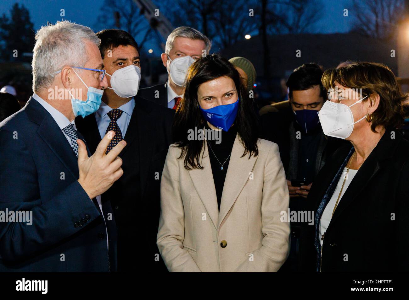 Bologna, ITALIA. Febbraio 23, 2022. Visita del Commissario europeo per l'innovazione, la Ricerca, la Cultura, l'Educazione e la Gioventù Mariya Gabriel presso la sede del supercomputer italiano Leonardo all'interno dell'area 'Tecnopolo' di Bologna. Accompagnando la visita del Commissario europeo, del Ministro italiano dell'Università e della Ricerca Maria Cristina Messa e del Ministro dell'Istruzione Patrizio Bianchi. Credit: Massimiliano Donati/Alamy Live News Foto Stock
