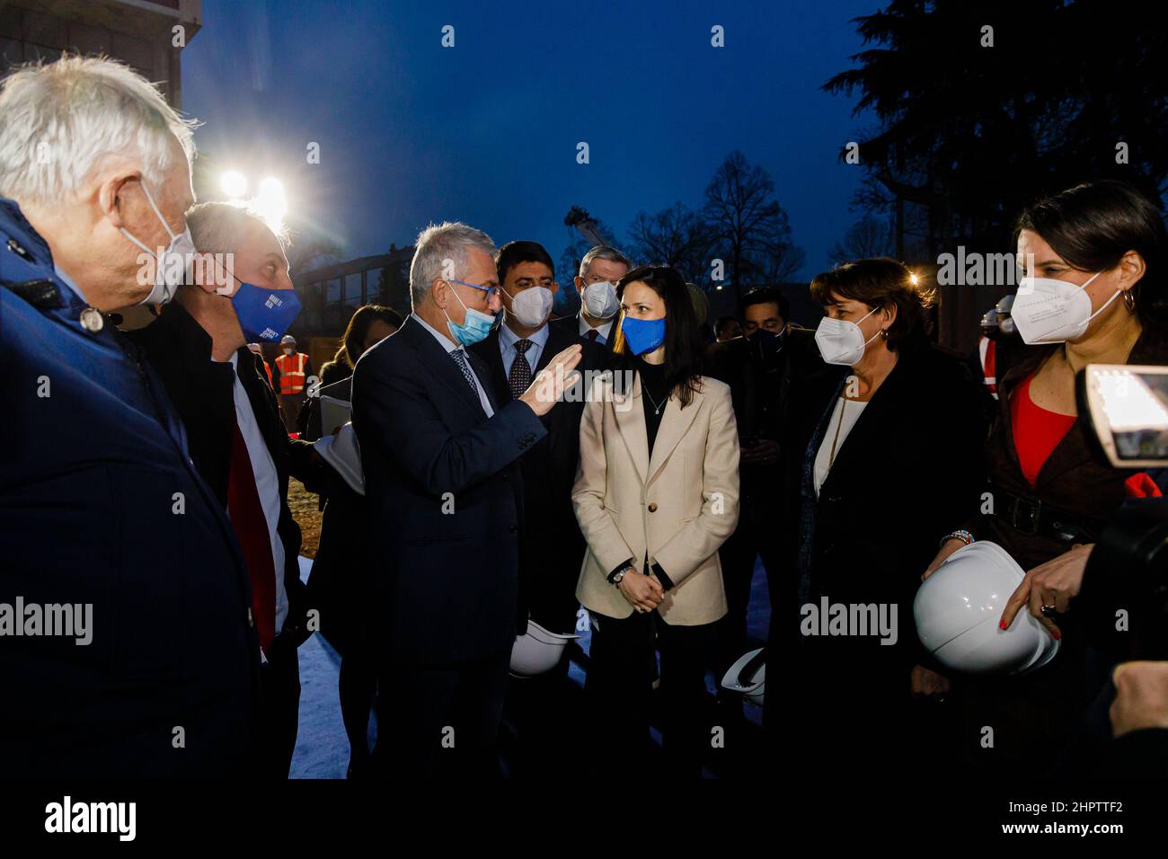 Bologna, ITALIA. Febbraio 23, 2022. Visita del Commissario europeo per l'innovazione, la Ricerca, la Cultura, l'Educazione e la Gioventù Mariya Gabriel presso la sede del supercomputer italiano Leonardo all'interno dell'area 'Tecnopolo' di Bologna. Accompagnando la visita del Commissario europeo, del Ministro italiano dell'Università e della Ricerca Maria Cristina Messa e del Ministro dell'Istruzione Patrizio Bianchi. Credit: Massimiliano Donati/Alamy Live News Foto Stock
