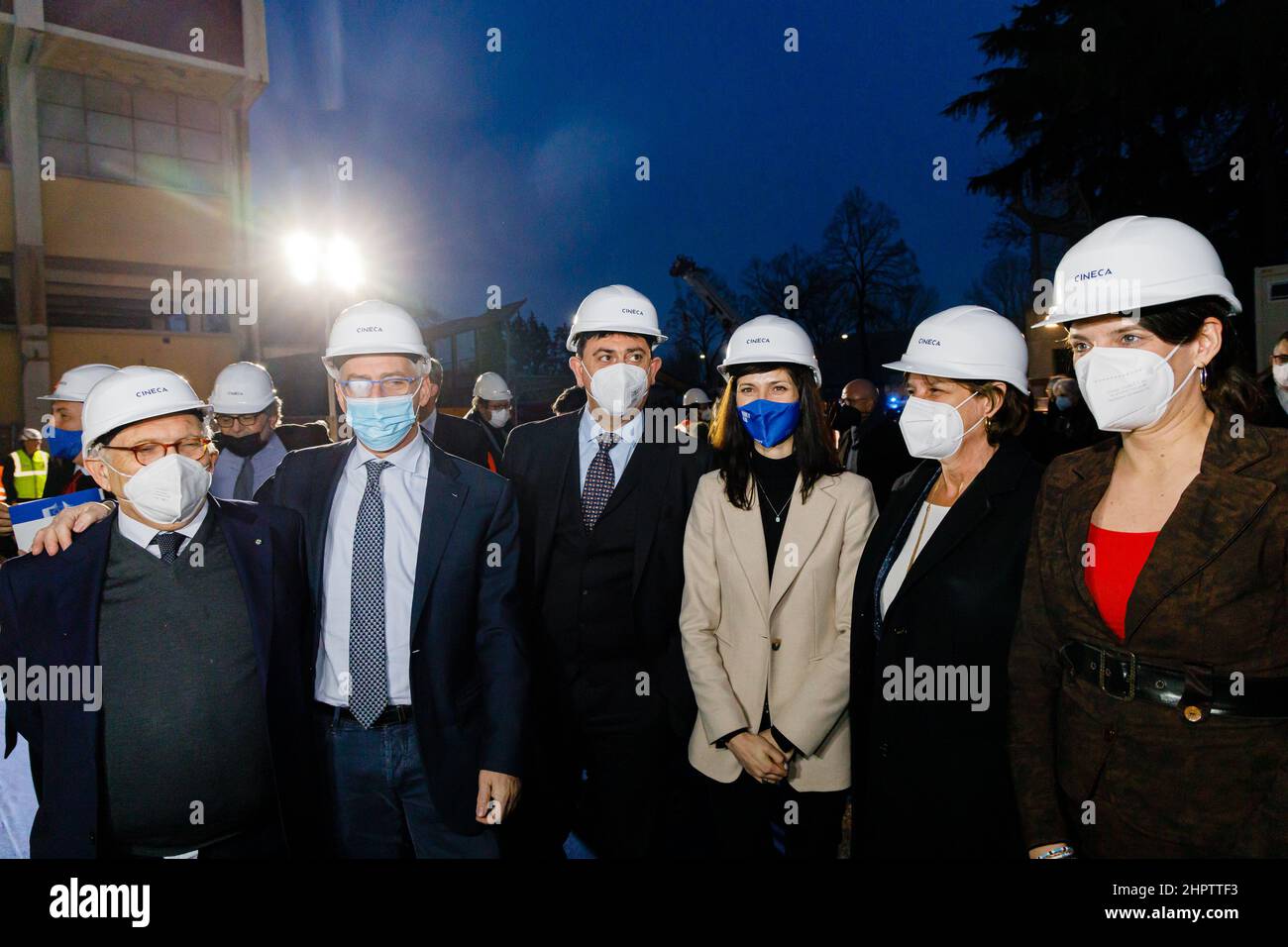 Bologna, ITALIA. Febbraio 23, 2022. Visita del Commissario europeo per l'innovazione, la Ricerca, la Cultura, l'Educazione e la Gioventù Mariya Gabriel presso la sede del supercomputer italiano Leonardo all'interno dell'area 'Tecnopolo' di Bologna. Accompagnando la visita del Commissario europeo, del Ministro italiano dell'Università e della Ricerca Maria Cristina Messa e del Ministro dell'Istruzione Patrizio Bianchi. Credit: Massimiliano Donati/Alamy Live News Foto Stock